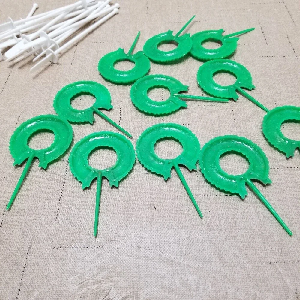 Vintage Christmas Wreath Plastic Cupcake Toppers With White Cake Pop Sticks